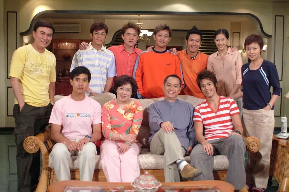 刘子绚（后排右二）在长寿剧《同心圆》剧中扮演越南新娘“阮棉”，剧中的昵称是“软绵绵”。（档案照）