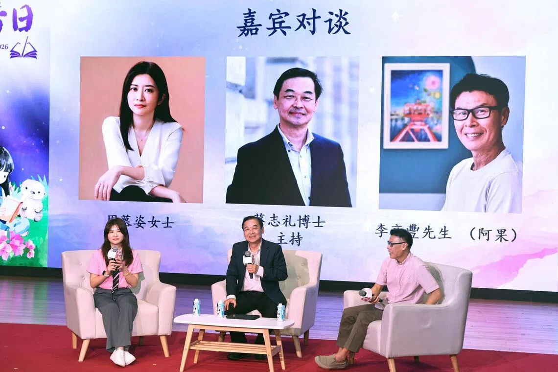 台湾作家周慕姿（左）、本地绘本作家阿果（右）在开幕式的专题分享后，也在对谈环节现场解答了学生们对于阅读和写作的问题。（周国威摄）