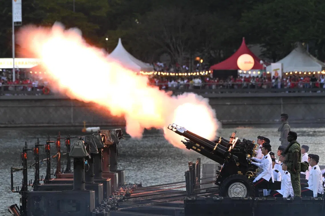 21响礼炮响彻滨海湾，燃起国人的爱国情绪。（唐家鸿摄）