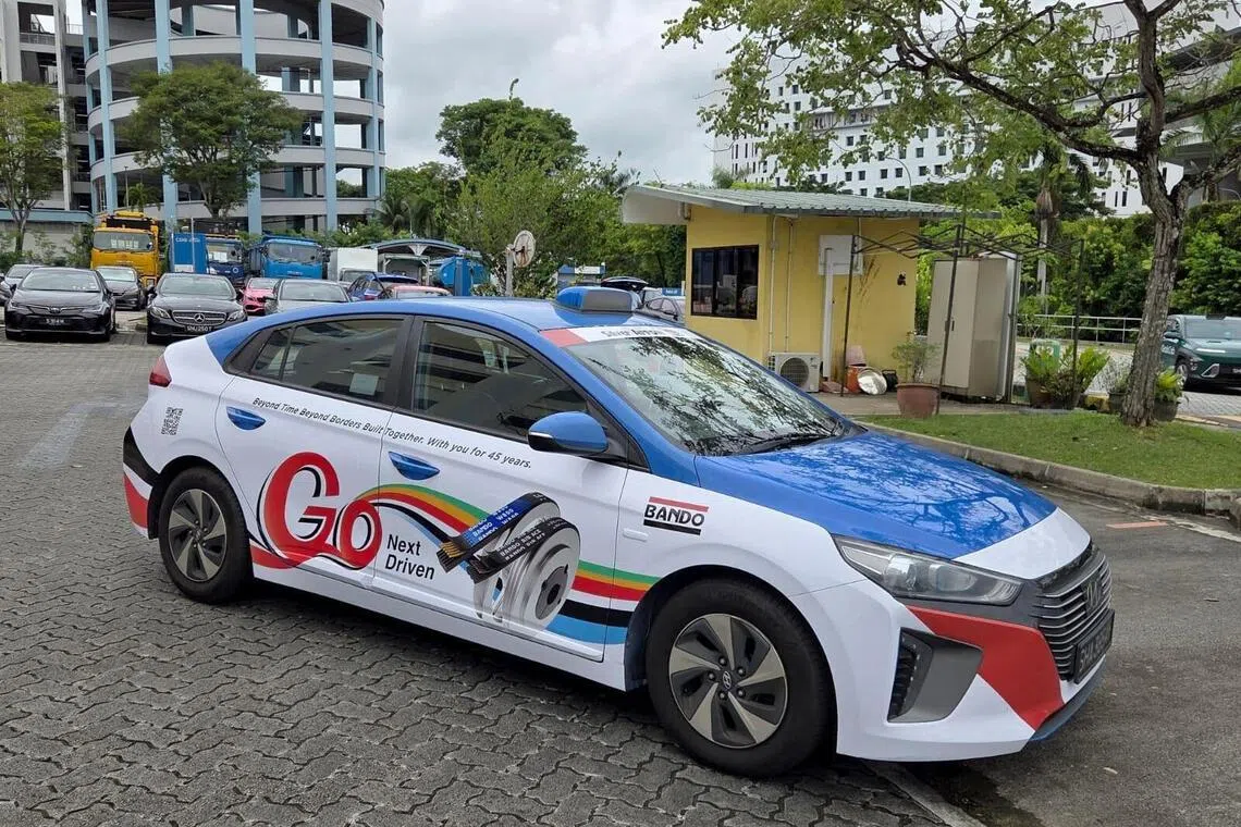 阪东提供给《联合早报》的德士车身侧面广告，也显示和警车设计大不同。（阪东提供）