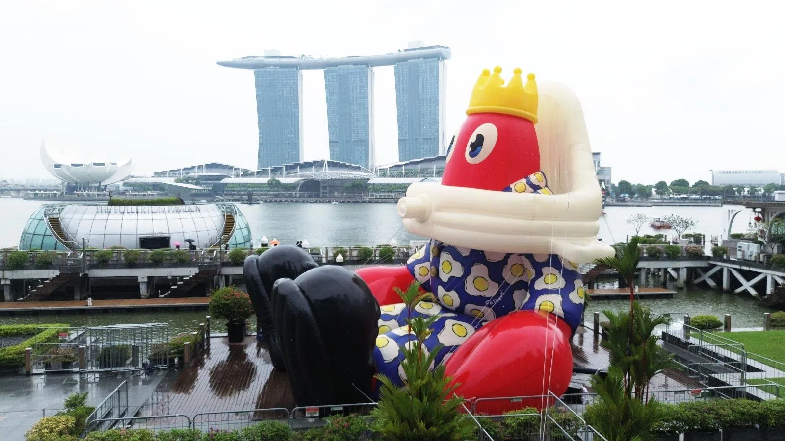 菲利普·考尔伯特的公共艺术装置《龙虾朋友》，在富丽敦海湾酒店哥烈广场展示。（白石画廊提供）