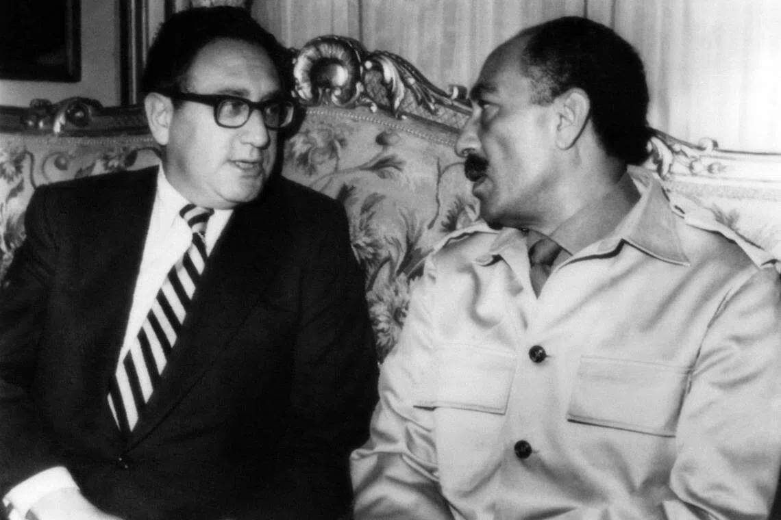 1973年11月7日，基辛格（左）访问埃及开罗，会见时任埃及总统萨达特。这场穿梭外交最终在次年5月31日取得停战协议。（法新社）