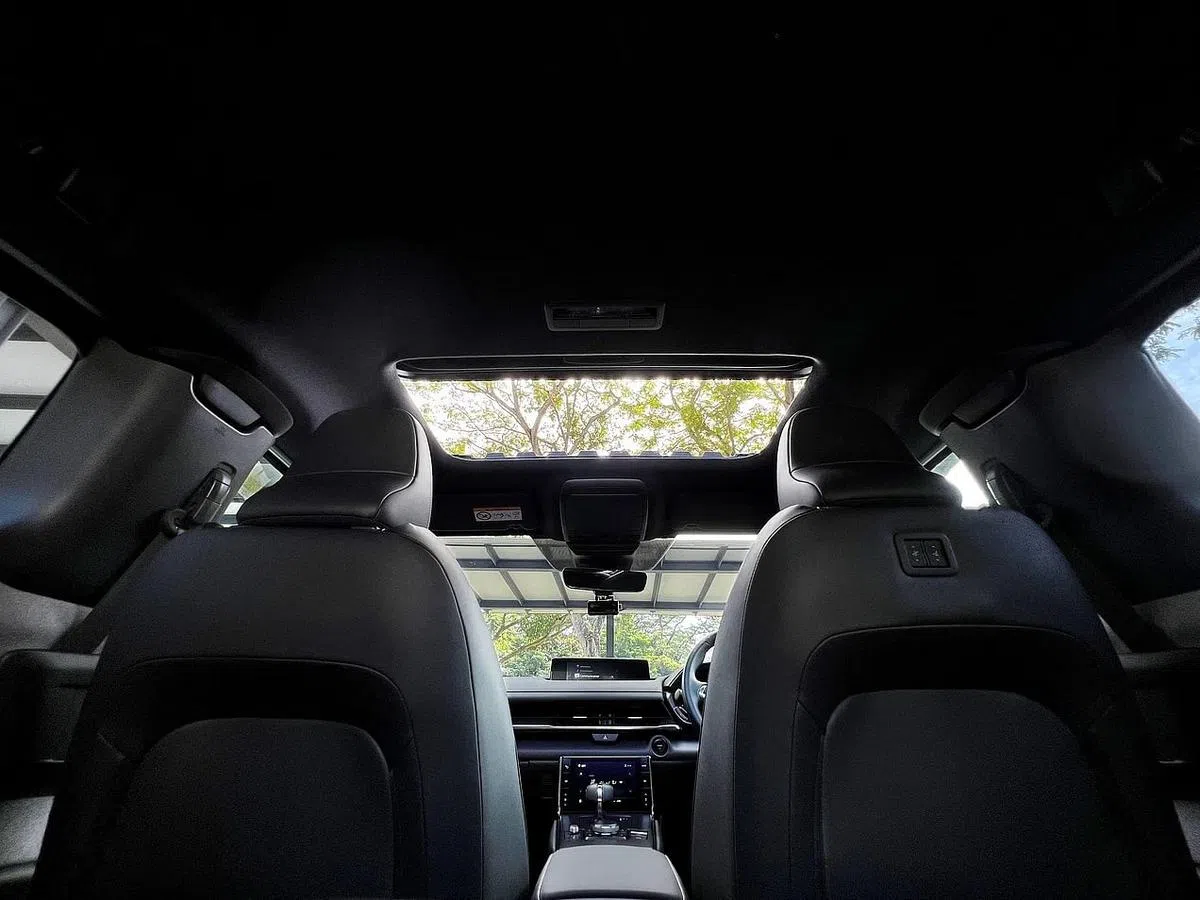 新车有一个天窗引入阳光，能让车子显得更宽敞明亮。（龙国雄摄）