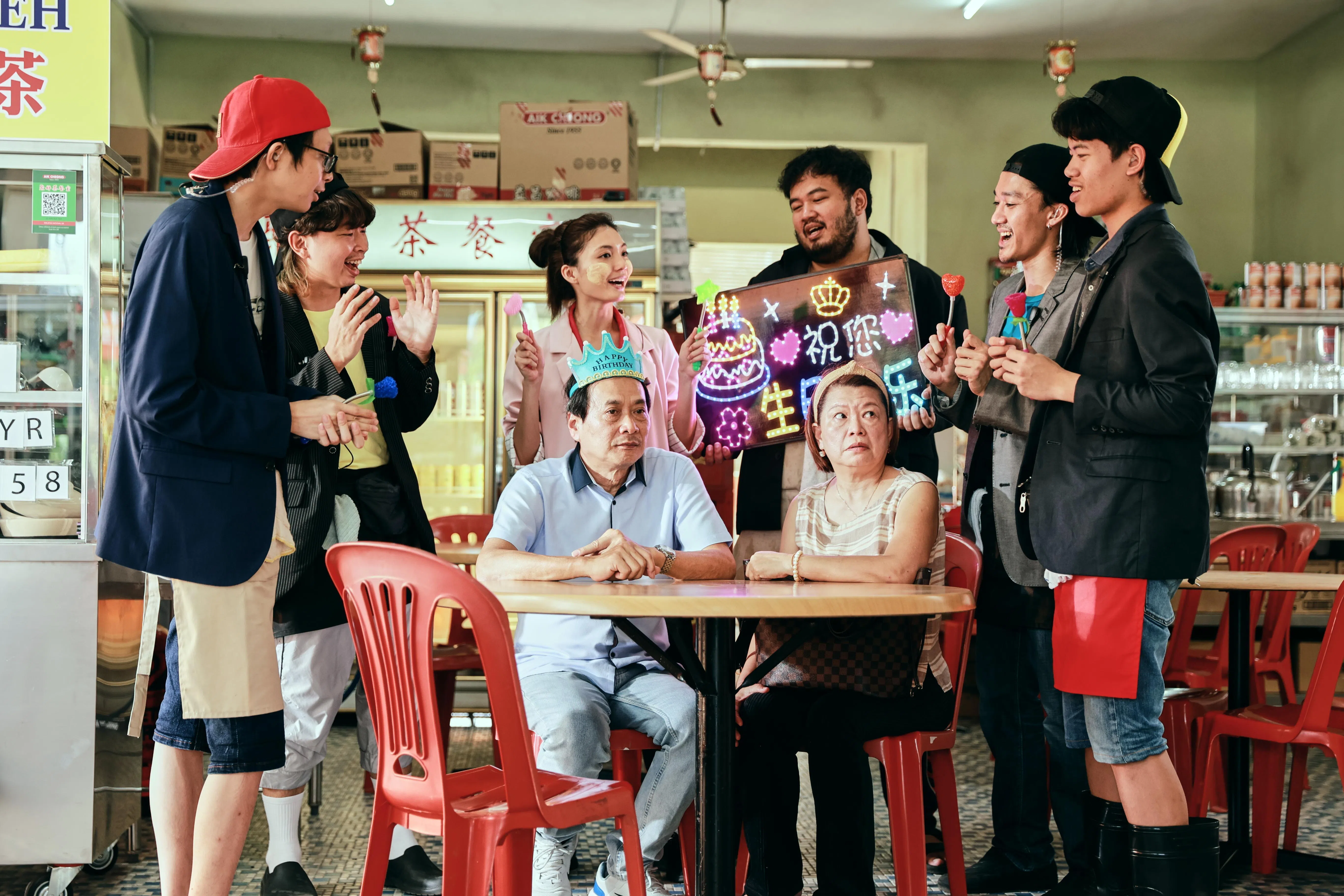 马来西亚电影《关你茶室》以诙谐方式带出网络乱象。（嘉华院线提供）