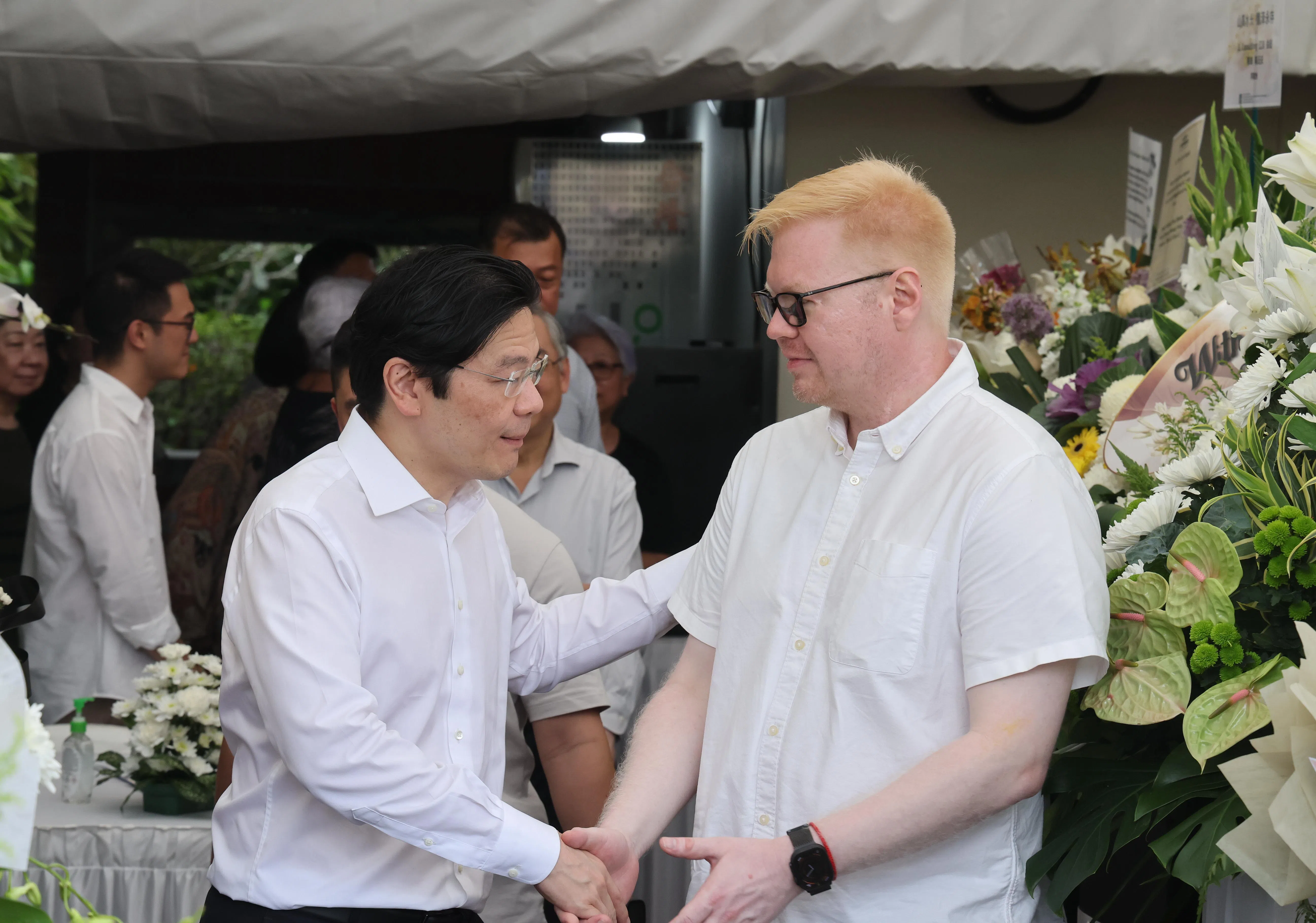 总理兼财政部长黄循财（左）星期一（1月9日）下午到刘太格灵堂致意，并慰问刘太格之子刘克元。刘克元曾在2025年全国大选代表人民行动党出征阿裕尼集选区。（唐家鸿摄）