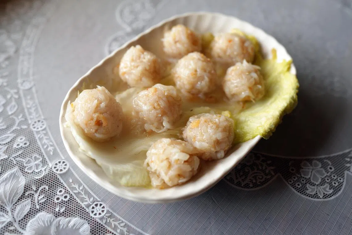 客家梅县萝卜丸是消失中的客家菜，在“梅村”须预订才能尝到。（谢智扬摄）