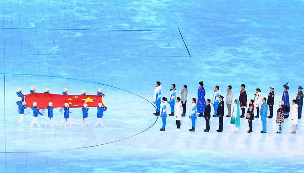 主办国中华人民共和国国旗入场。（新华社）