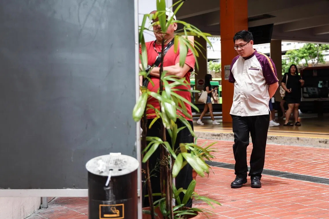 碧山巴士转换站车站主任徐伟祥说，转换站职员分成两人一组，每两小时巡逻，留意有没有可疑水果味或吸电子烟的可疑者。（关俊威摄）