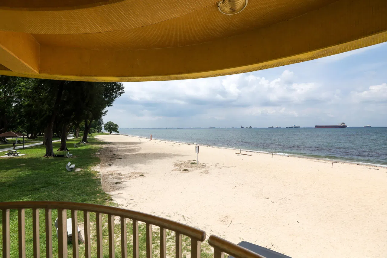 东海岸公园B区海滩上的除油工作进入最后阶段，业者希望尽快完工，让生意恢复正常。（卓祾祎摄）