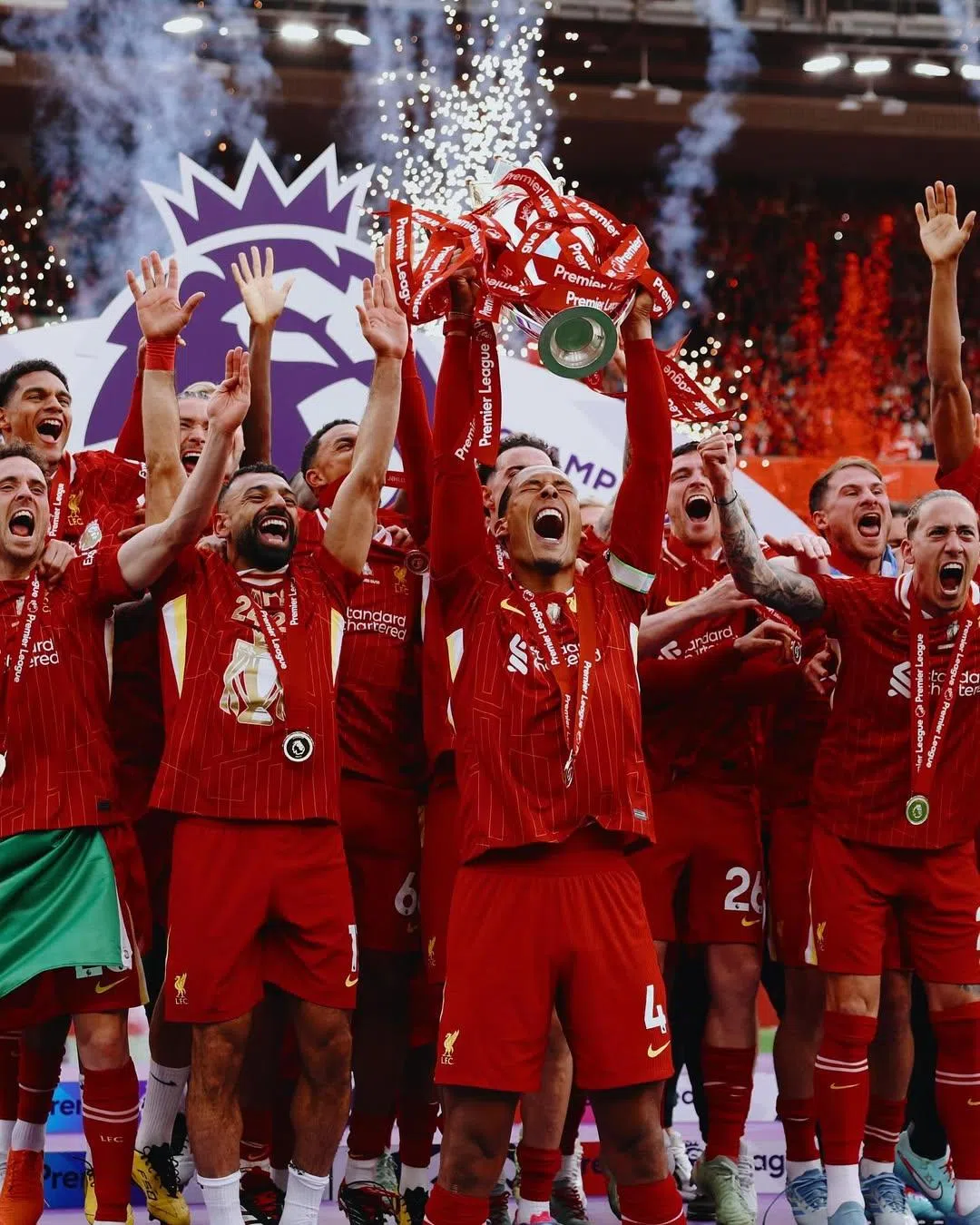 利物浦上赛季提前四轮就锁定英超冠军，并在收官战主场战平水晶宫后，时隔五年再度捧回英超冠军奖杯。图为中卫兼队长范戴克（中）与红军众将一同庆祝。（取自范戴克Instagram）