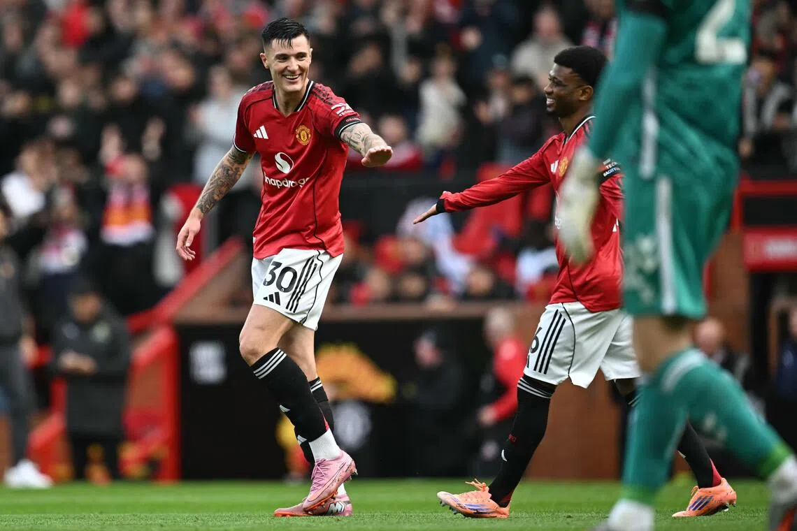 曼线新兵塞斯科（左）在第31分钟攻入他在曼联的第二粒进球。（法新社）