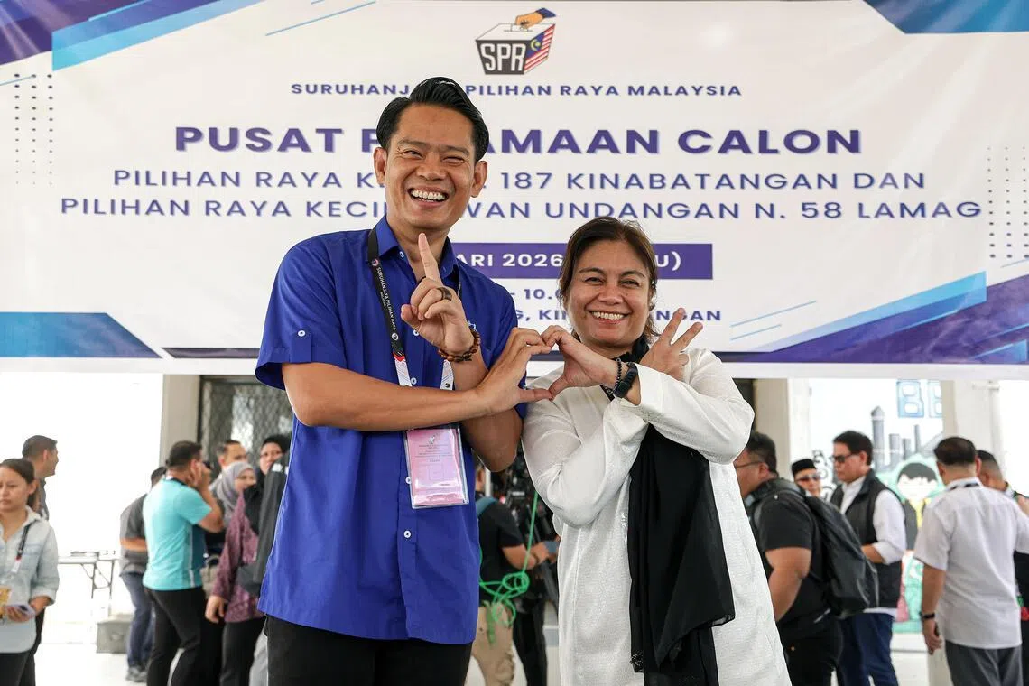 沙巴拉末州选区补选由国阵候选人莫哈末依斯迈（左）和民兴党候选人玛芝丽娃蒂直接对垒。两人在提名后开心合照，先礼后兵。（马新社）
