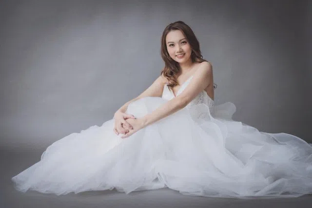 鞠颖怡的皮肤与婚纱“斗白”。（互联网）