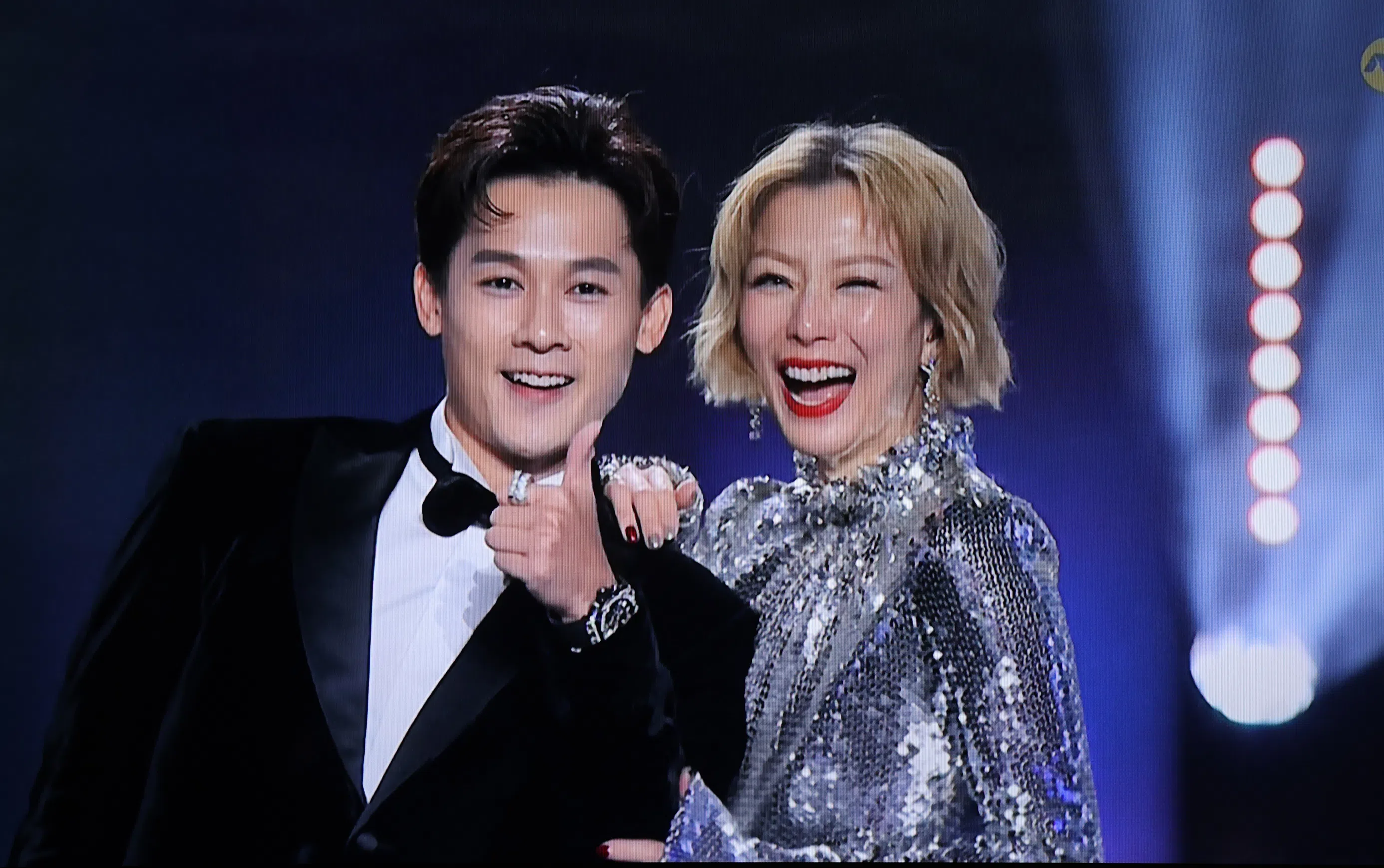 30岁的许瑞奇（左）在“红星大奖2023”夺得视帝荣衔，从郑秀文手中接过奖座。（档案照）