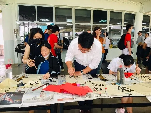 师生全神贯注学习书法和写春联。（安德逊实龙岗初院提供）