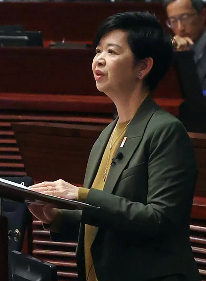 香港房屋局局长何永贤星期三（10月28日）向特首李家超请辞，表示愿意承担宏福苑火灾的政治责任。图为何永贤1月21日在香港立法会中发表讲话。（中通社档案照片）