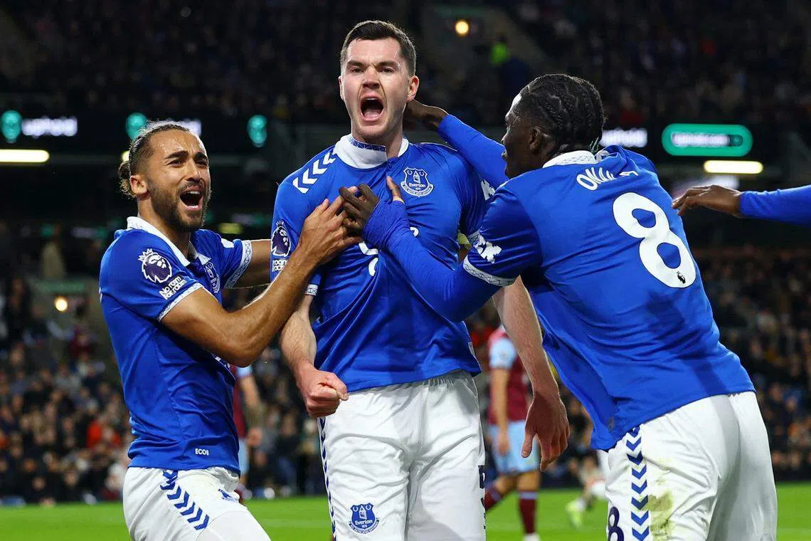 埃弗顿后卫基恩（中）进球后与队友庆祝。（路透社）