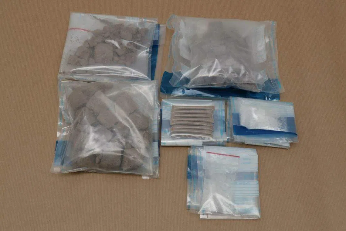 中央肃毒局同一天展开两个执法行动，起获海洛因和“冰毒”等管制药物。（中央肃毒局提供）
