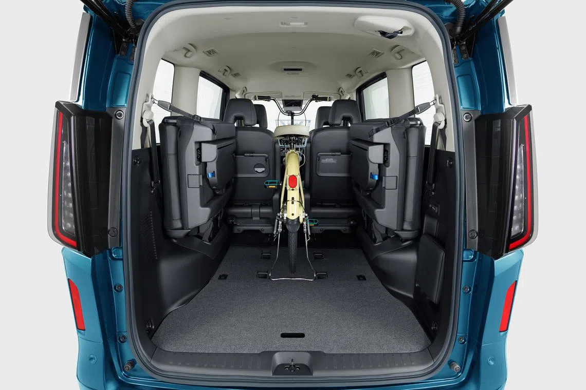 后备箱有双开门设计，只需打开上方的门即可取放较小物件。（日产提供）