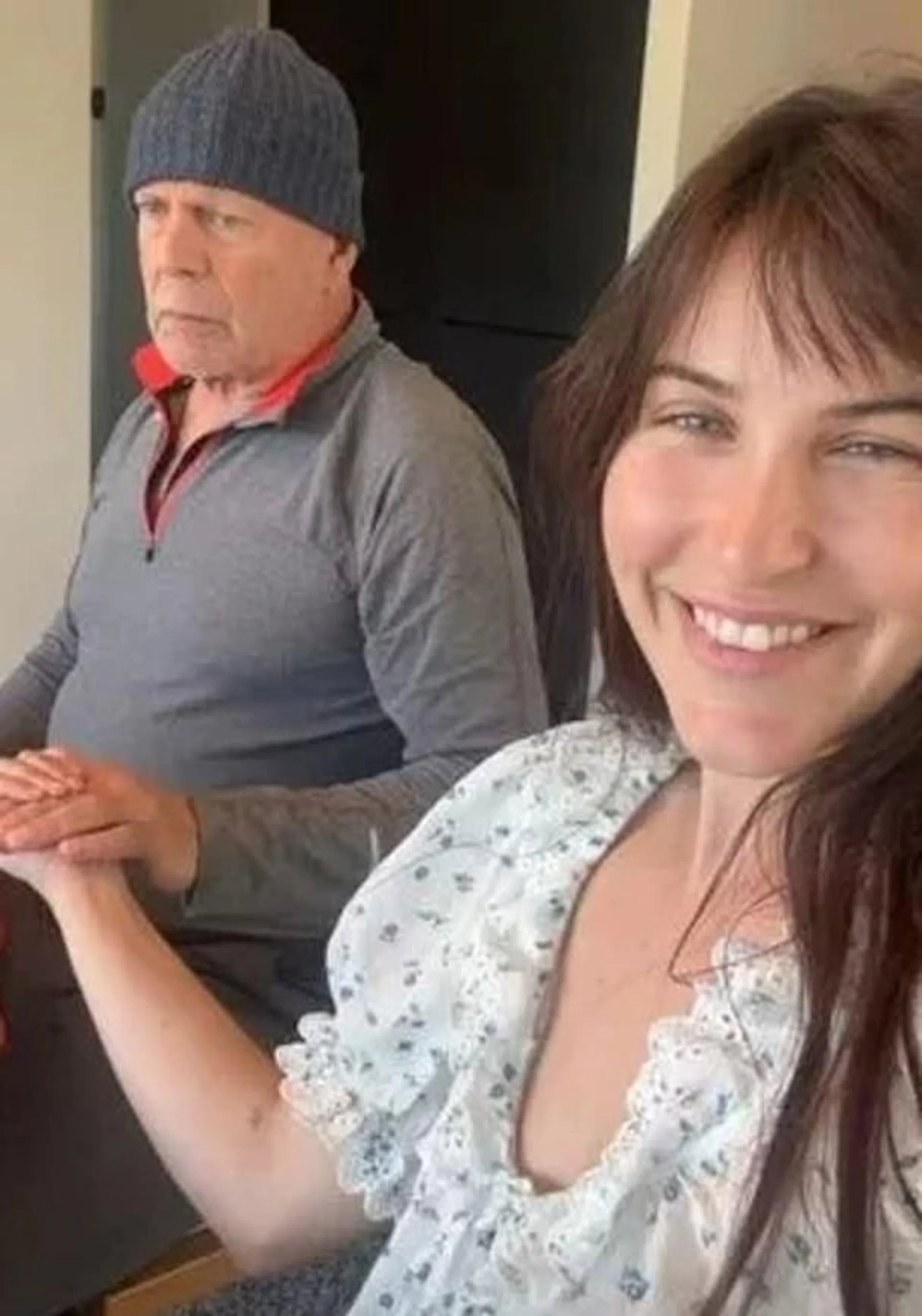 Scout Willis（右）最近分享父亲Bruce Willis（左）的近况。（互联网）