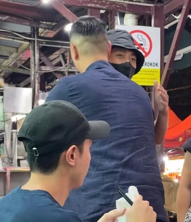 李乘德早前在马来西亚巧遇黄宗泽，两人“世纪拥抱”引起网民热议。（互联网）