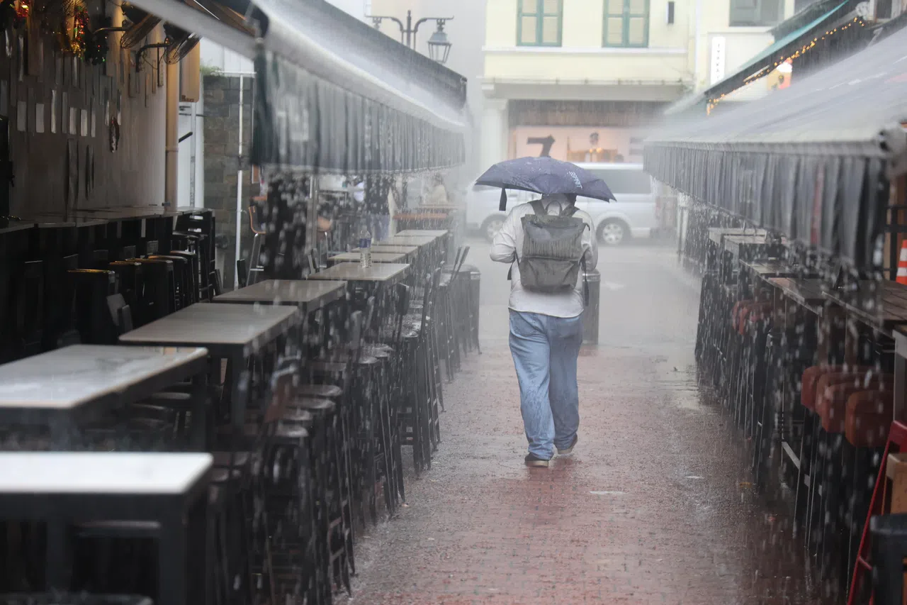 以后极端降雨也会更频繁发生，尤其到了4月和5月的季风交替期，发生频率或增6％至92％。（邝启聪摄）