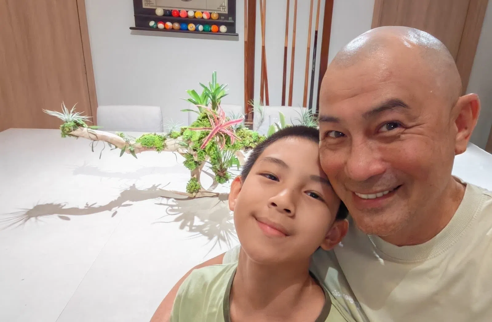 小儿子林道恺（左）为了跟爸爸林明伦有一样的发型，特地剪了平头。（林明伦提供）