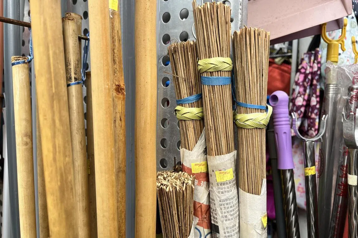 德曼花园的杂货店麻雀虽小，五脏俱全，还买得到树枝扫帚sapu lidi。（陈映蓁摄）