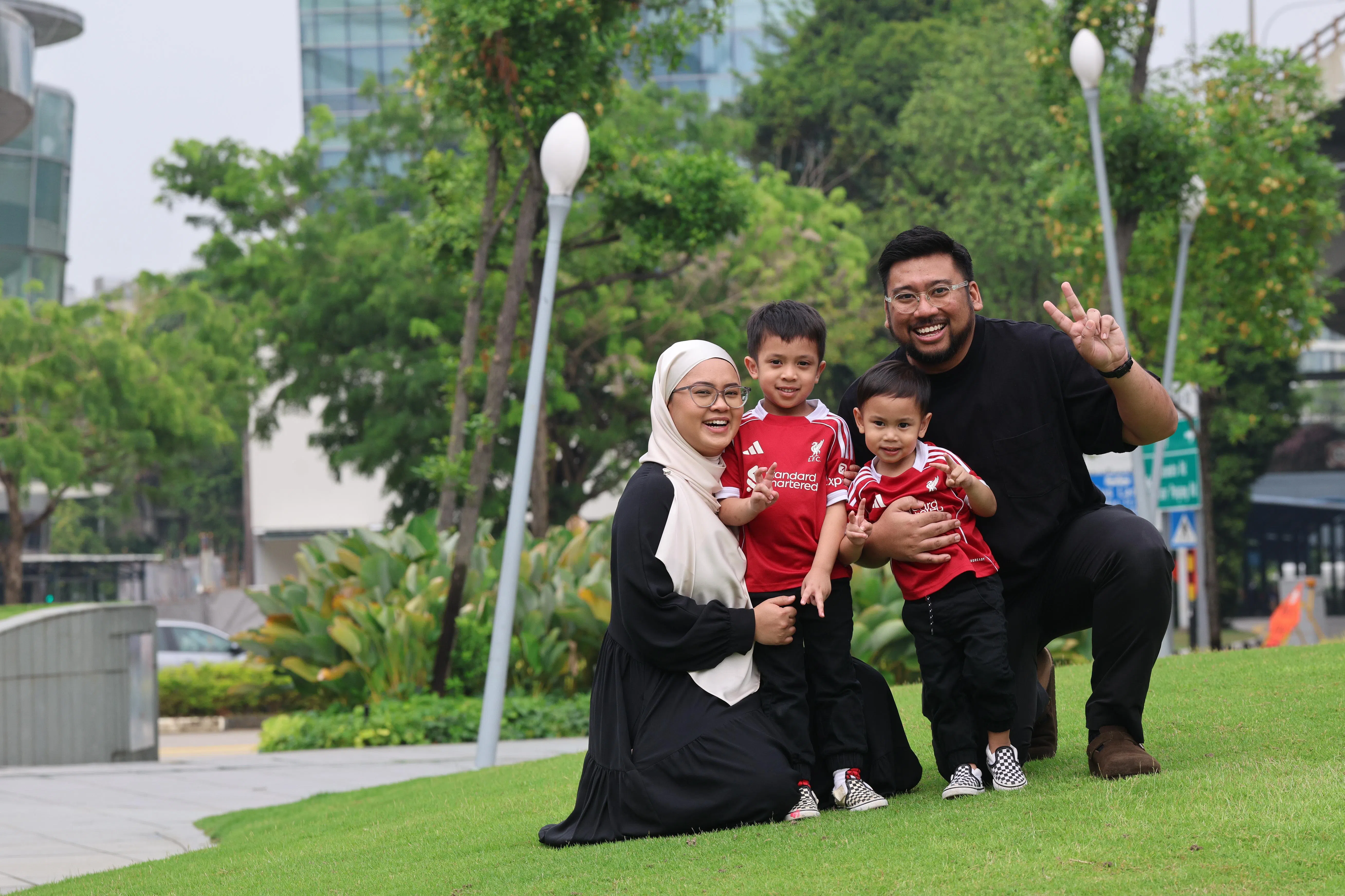 法兹万（Muhammad Fazwan）和妻子哈斯米达（Hasmidah）育有5岁儿子纳伊尔·阿基夫（Nael Aqeef）和2岁儿子诺亚·阿里安（Noah Aryan）。夫妻俩平日几乎不让孩子碰电子设备，希望孩子在成长过程中学会辨认数码世界的真伪。（陈渊庄摄）