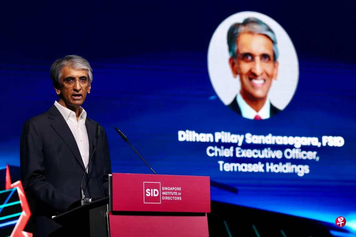 淡马锡控股及淡马锡国际执行董事兼首席执行长狄澜（Dilhan Pillay）星期五（8月28日）在新加坡董事协会董事大会上发表主旨演讲时指出，在科技和人工智能（AI）等领域，较年轻、熟悉数码技术或具备网络安全专长的董事，可能为董事会讨论带来重要视角。 （邬福梁摄）