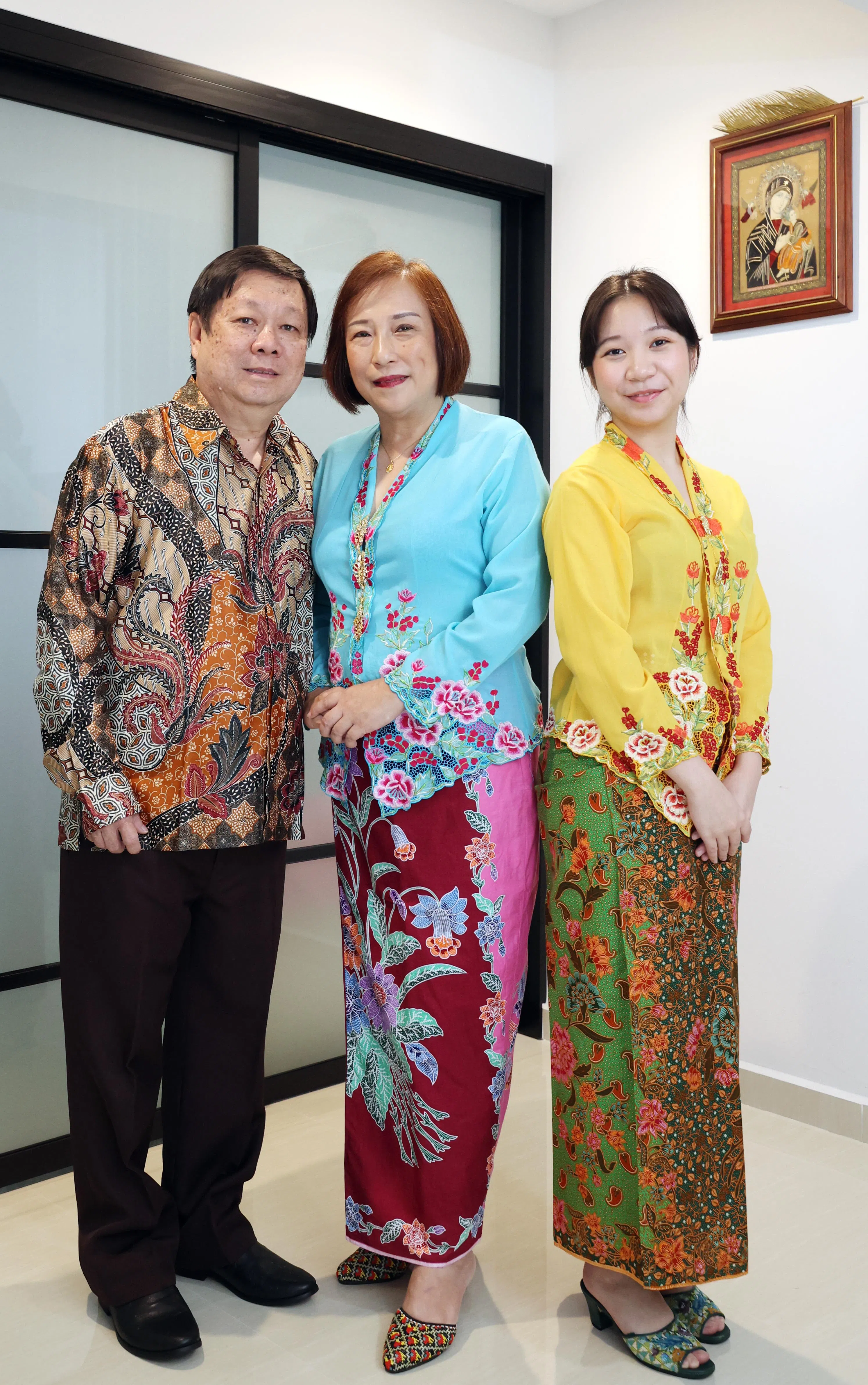 退休人士谢祯禄（译音，左起）与太太杨月莲和女儿谢美银，9月12日将穿上土生华人传统服装，代表本地土生社群的天主教徒，参与教宗方济各主持的大型弥撒中的奉献仪式。当天会有四个代表本地主要族群的家庭进行奉献仪式，他们到时会走上主祭台为弥撒献上面饼和葡萄酒。（邝启聪摄）