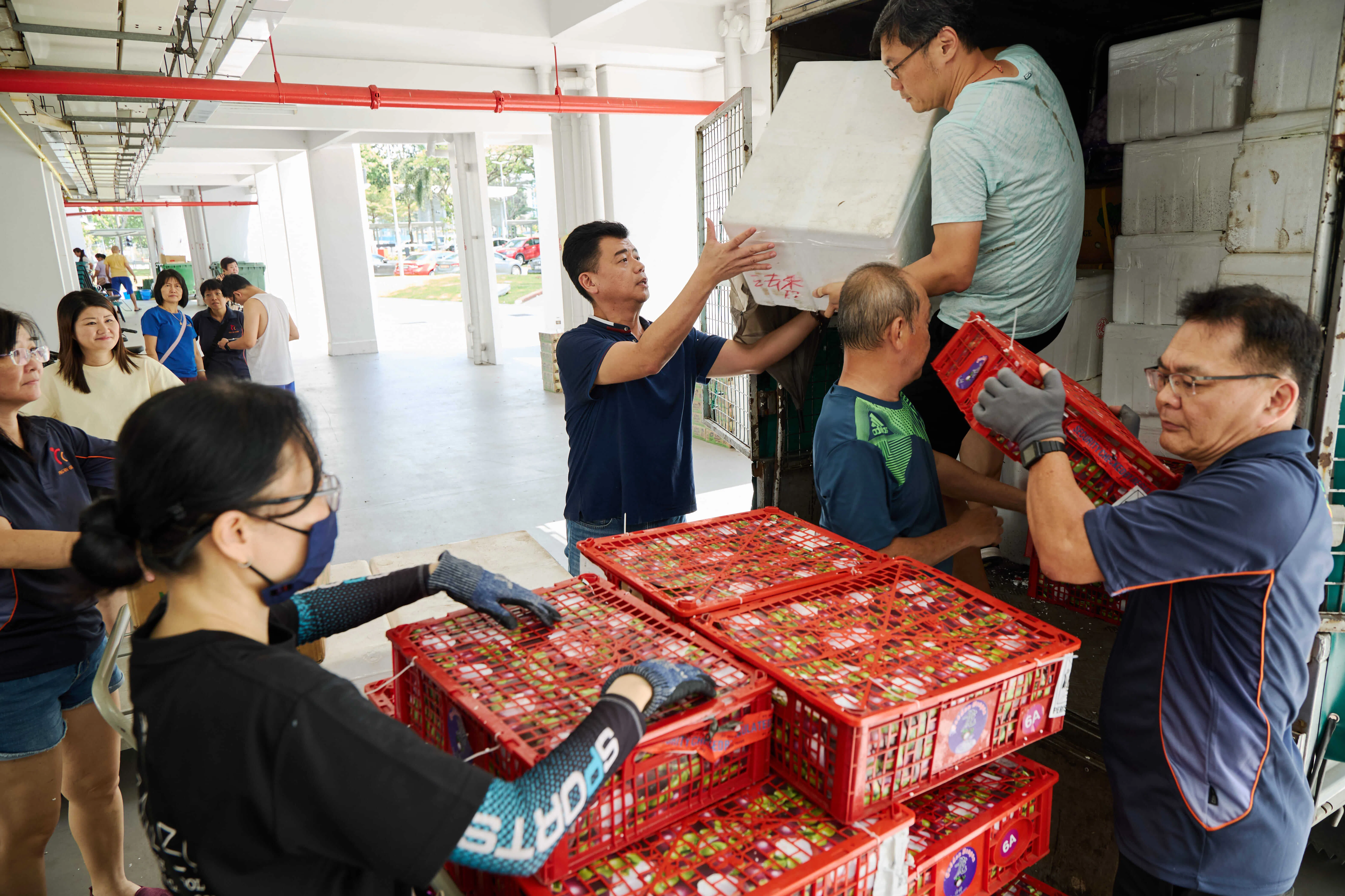这项活动传递环保理念的同时，也吸引更多居民加入义工行列，重现甘榜精神。（图／新报业媒体）