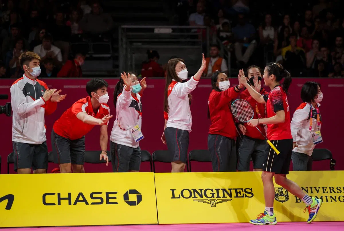 杨佳敏拿下胜利后，和在一旁看球的队友一一击掌。（叶振忠摄）