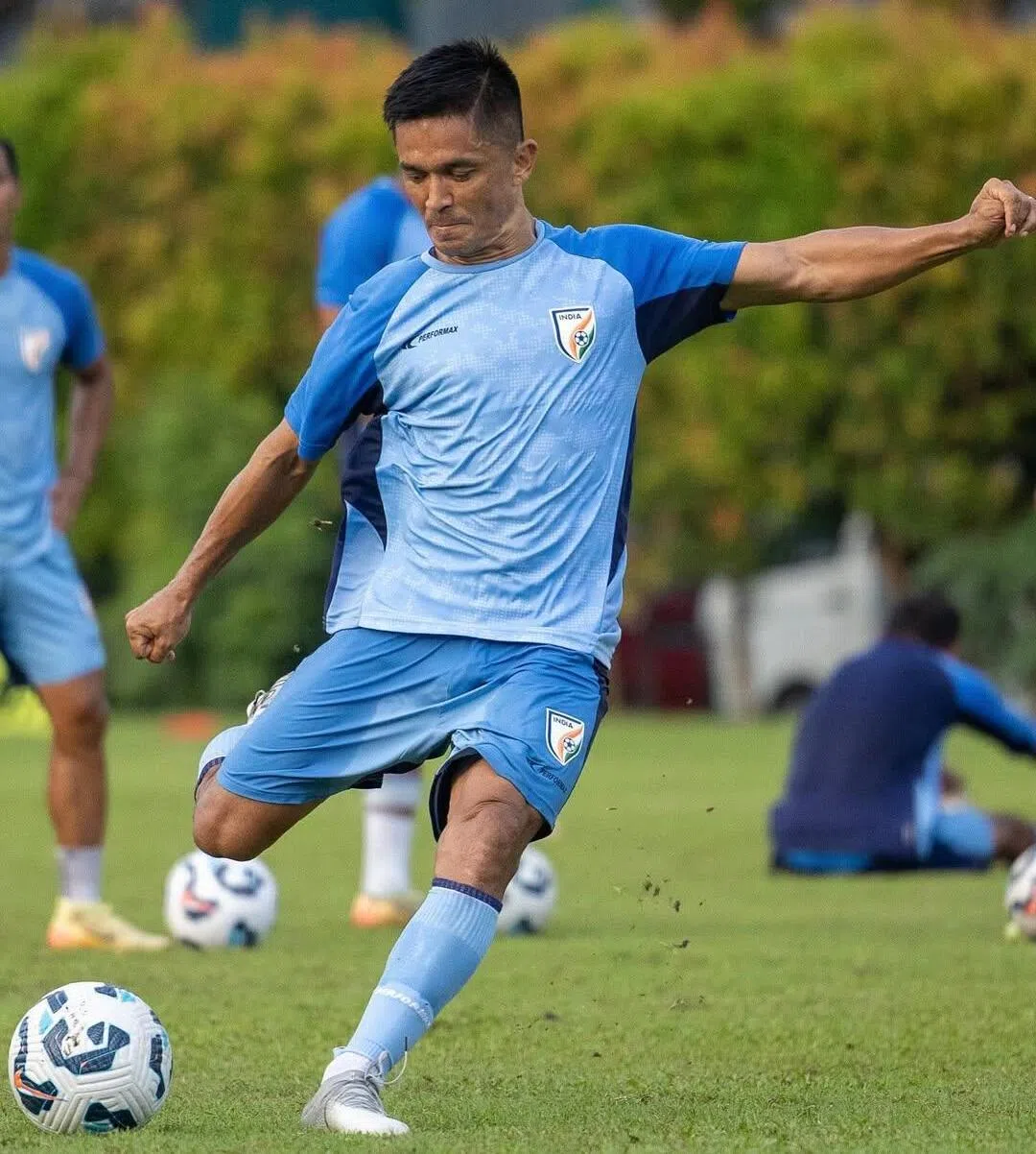 前锋切特里（图）被视为印度最伟大的足球运动员之一。他已为国家队征战155场，攻入95球，排在全球第四，仅次于葡萄牙球星克·罗纳尔多（141球）、阿根廷球星梅西（114球）和伊朗名宿阿里·代伊（108球）。他在去年5月宣布从国家队退役，但在今年3月复出，有望冲击国家队百球纪录。（取自印度足球总会IG）