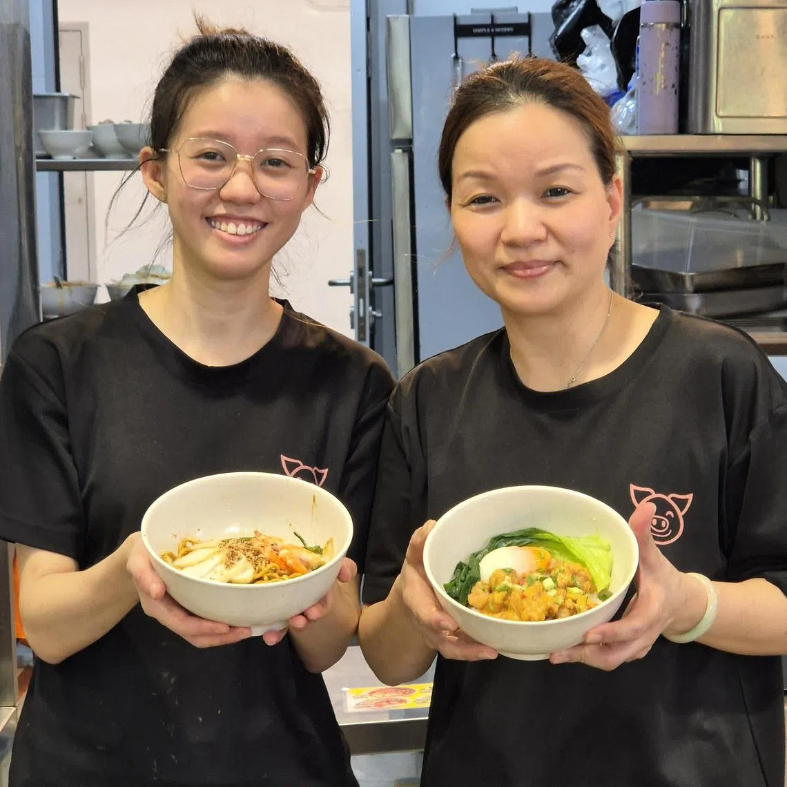 刘晓璇（左）和母亲张新玲，一起经营“刘大虾”和“刘口水”两个品牌。（陈爱薇摄）