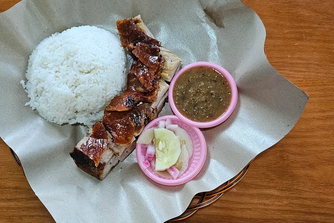 菲律宾烧肉Lechon，外皮酥脆，肉质软嫩，蘸酸甜的猪肝酱很开胃。（黄亿敏摄）