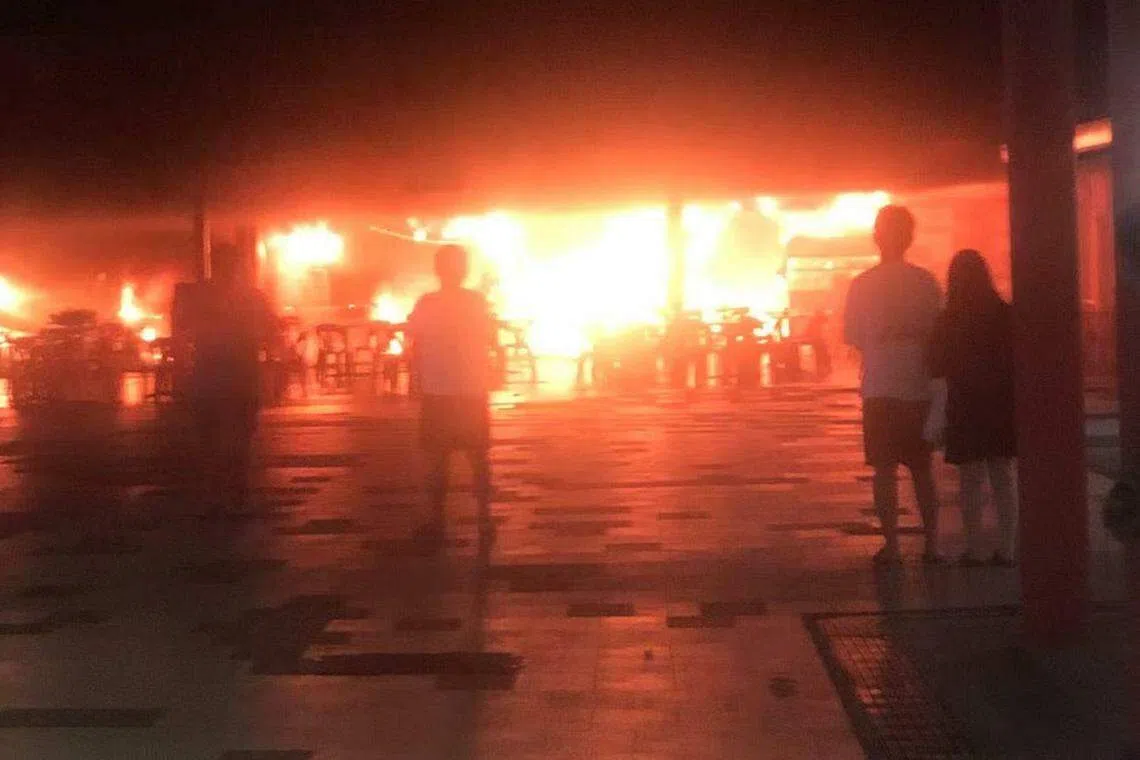 咖啡店九个摊位被熊熊大火吞噬。（受访者提供）