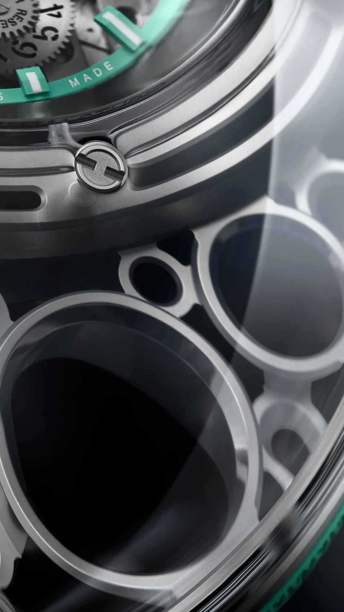 宇舶表Arsham Droplet怀表灵感源于自然界中的天然流体形态，像一颗水珠。（宇舶表提供）