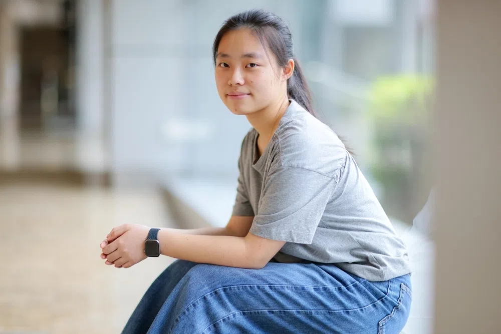 高小寒喜欢通过文字倾诉心事，将写作视为整理情绪、自我疗愈的过程。（龙国雄摄）