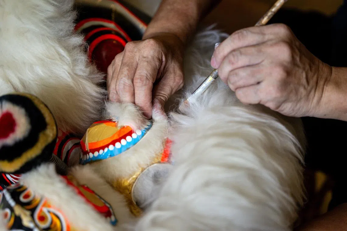最后贴上毛发， 一个狮头就生动起来了。（叶振忠摄）