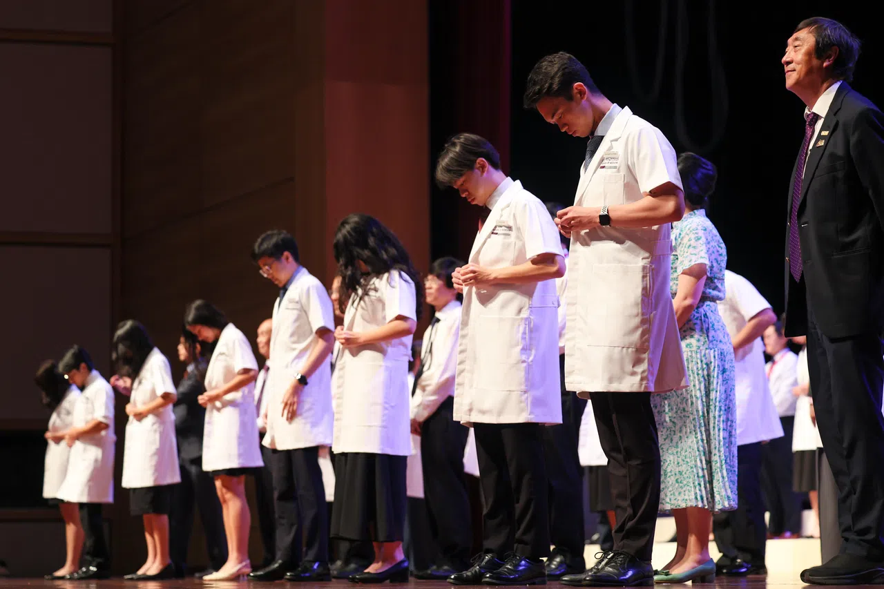 南大李光前医学院院长沈祖尧教授（右一）在白袍授予仪式现场致辞时指出，李光前医学院今年共有190名新生入学，是学院成立以来收生最多的一届。（张俊杰摄）