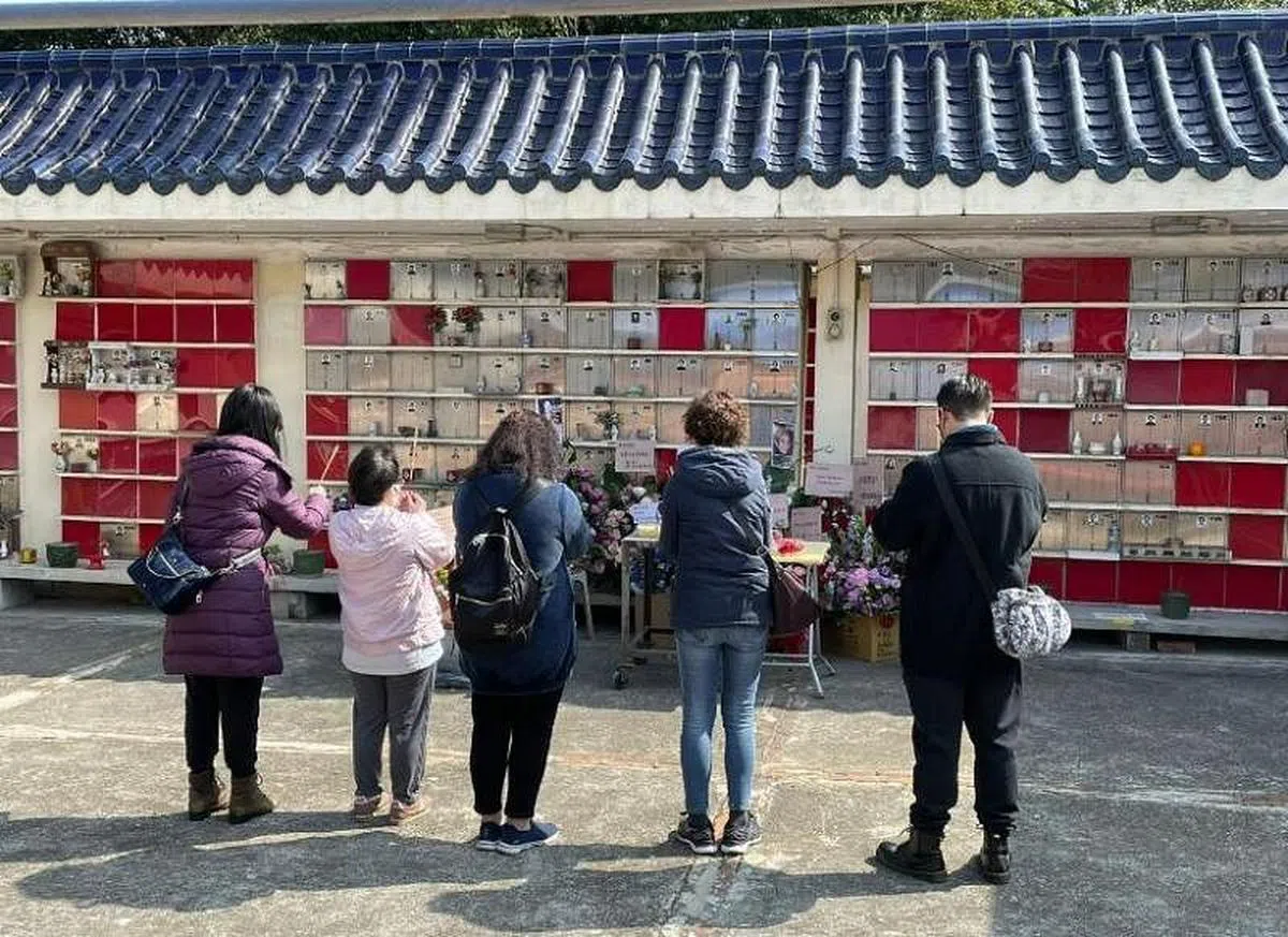 梅艳芳国际歌迷会星期五早上分别到九龙塘“省善真堂”及大屿山“海荟塔”拜祭。（取自网络） 