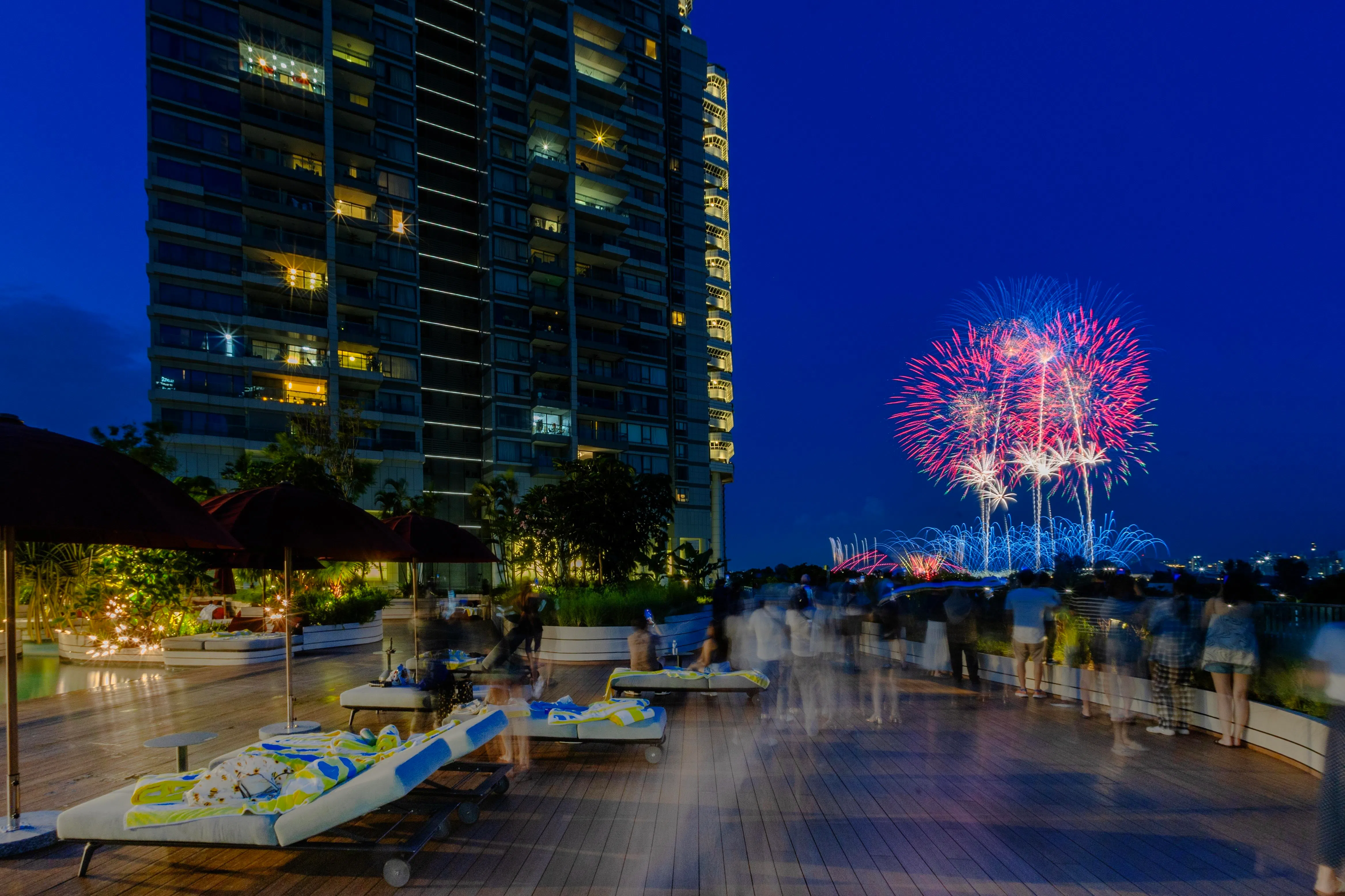 滨海宾乐雅酒店（PARKROYAL on Beach Road）位于美芝路，随着今年国庆庆典移师加冷举行，酒店天台成了住客观赏烟花的热门地点。（郑一鸣摄）