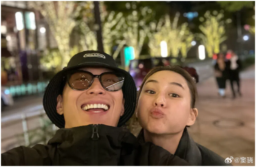 窦骁与何超莲最近被卷入婚变传闻中，决定跳出来澄清以正视听。（互联网）