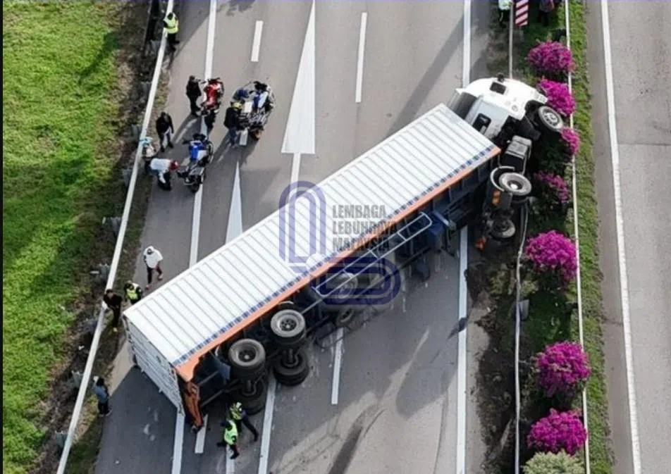 南北大道柔佛东甲南下路段一辆集装箱罗厘翻覆后横跨两条车道，导致车辆完全无法通行，形成长达八公里的车龙。（取自马来西亚大道局脸书）