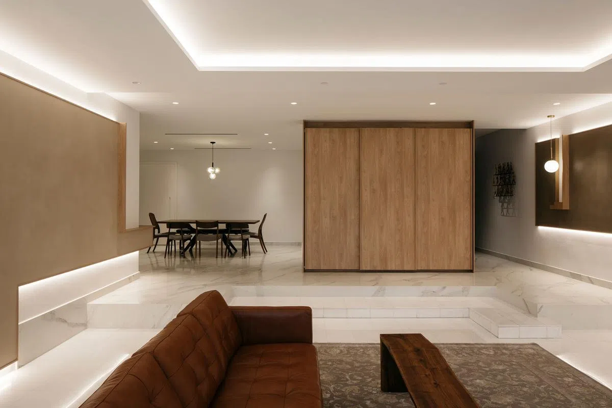 从玄关“复行数十步，豁然开朗”进入明亮宽敞的客厅。（Metre Architects提供照片）