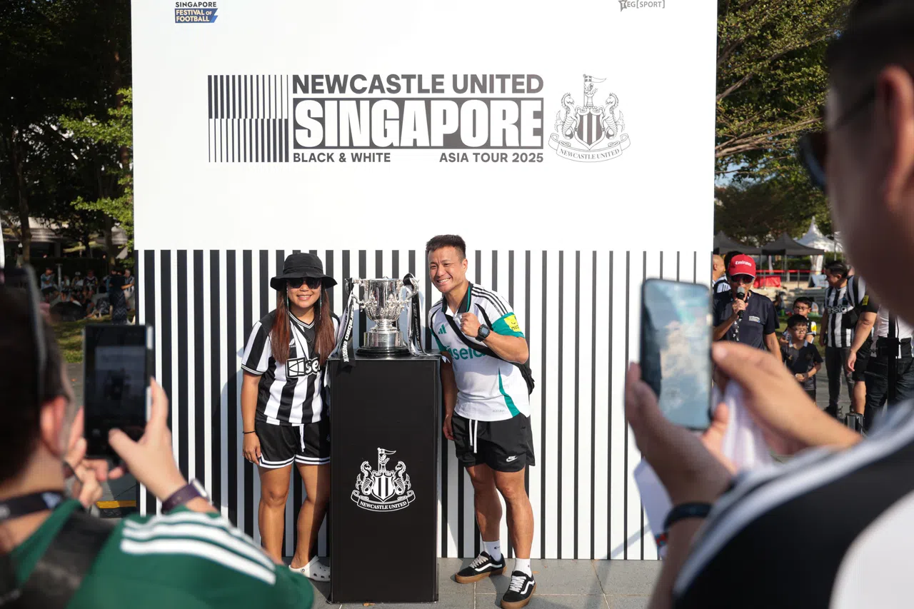 纽卡斯尔上赛季赢得英格兰联赛杯冠军，并将奖杯带来本地展示。（李冠卫摄）