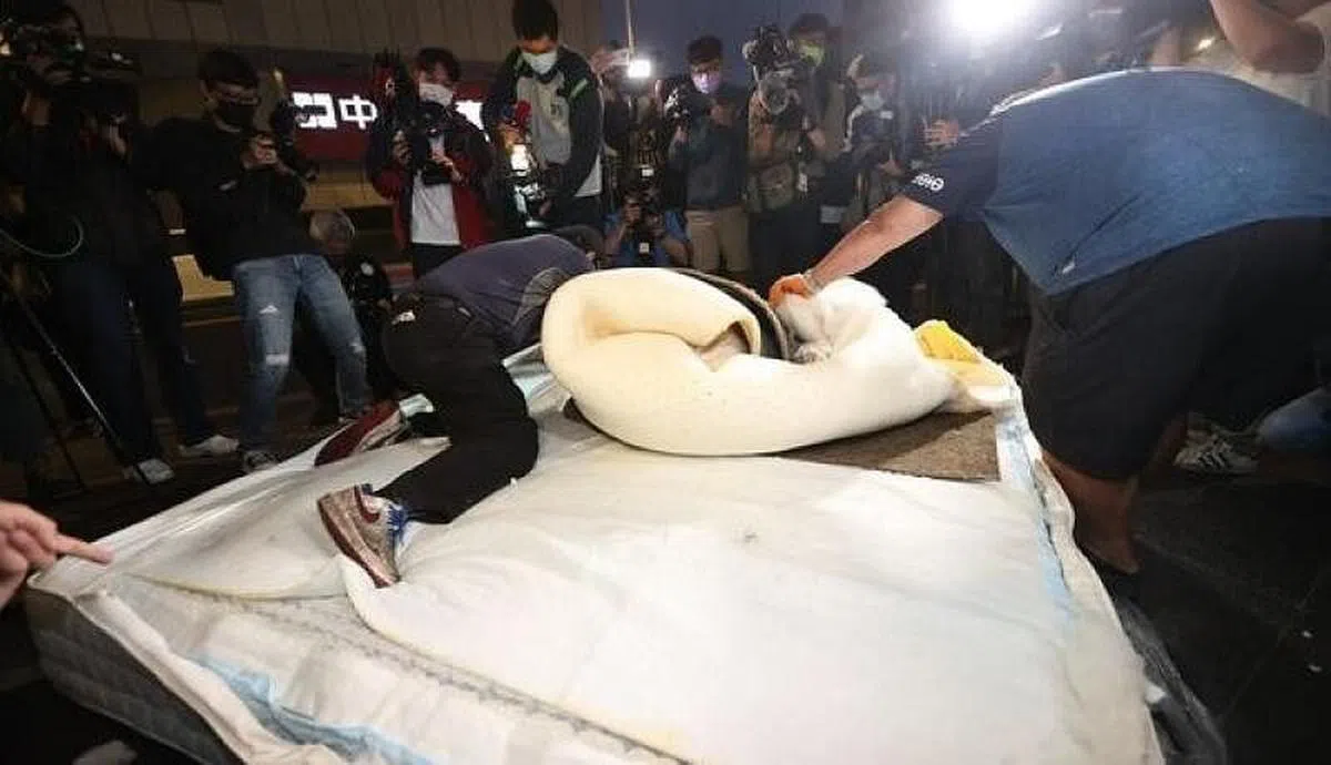 台湾媒体对大S家的床垫处理过程进行了直播。（互联网）