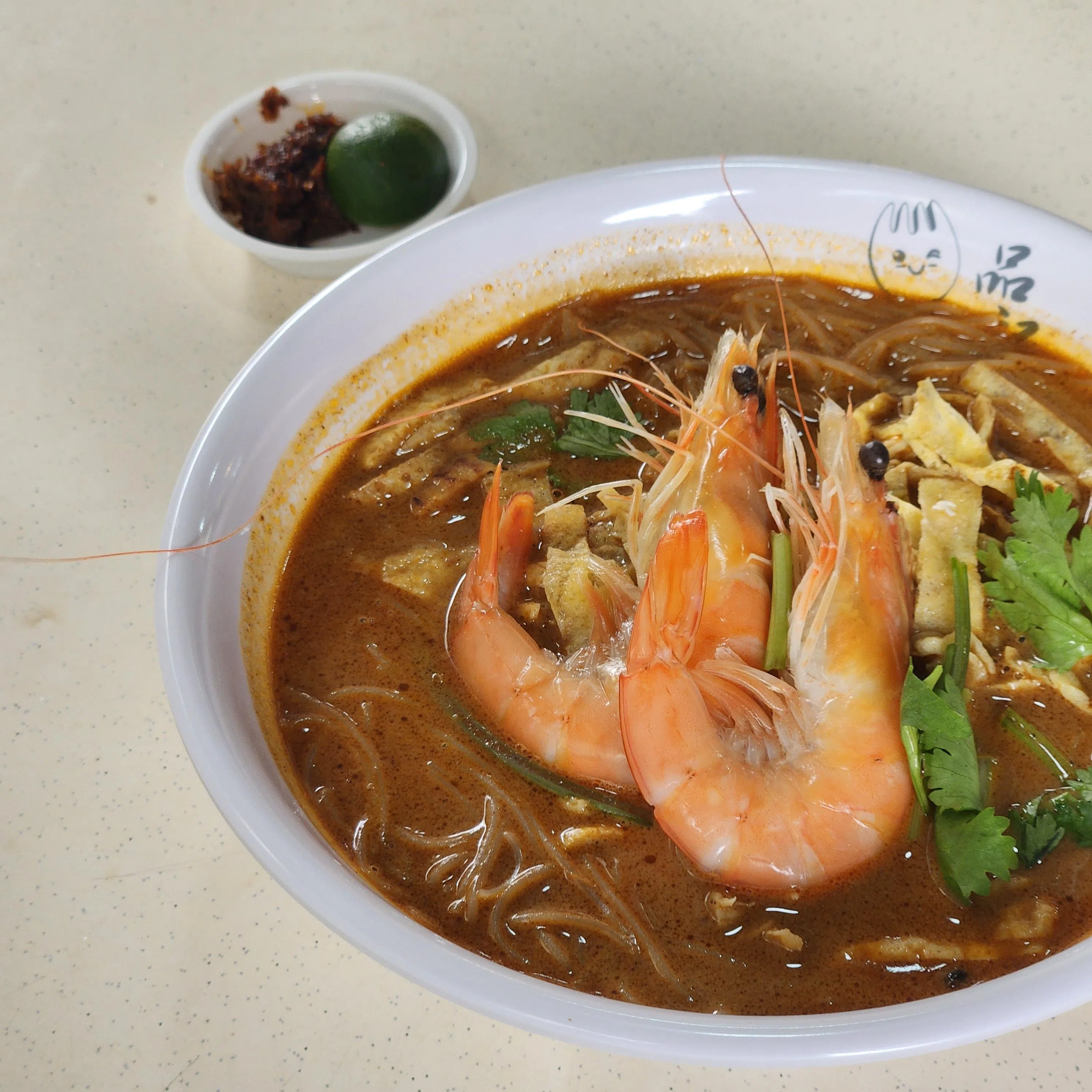 品记小厨的汤汁辣味较突出，有两只鲜甜的中虾。（陈爱薇摄）