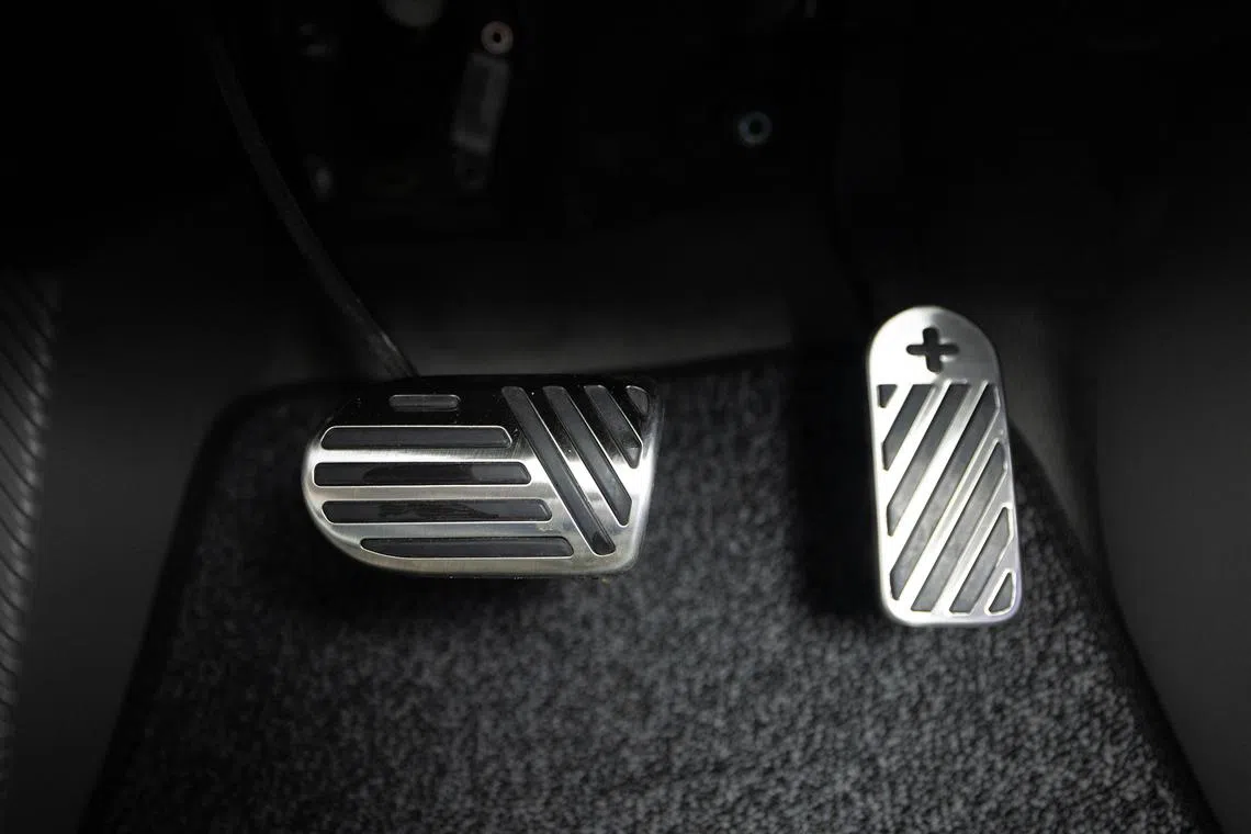 加速和刹车踏板上有加减符号，设计具巧思。（特约沈康雄摄）